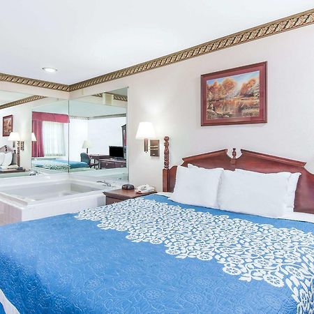 Days Inn By Wyndham Berlin Voorhees Bagian luar foto