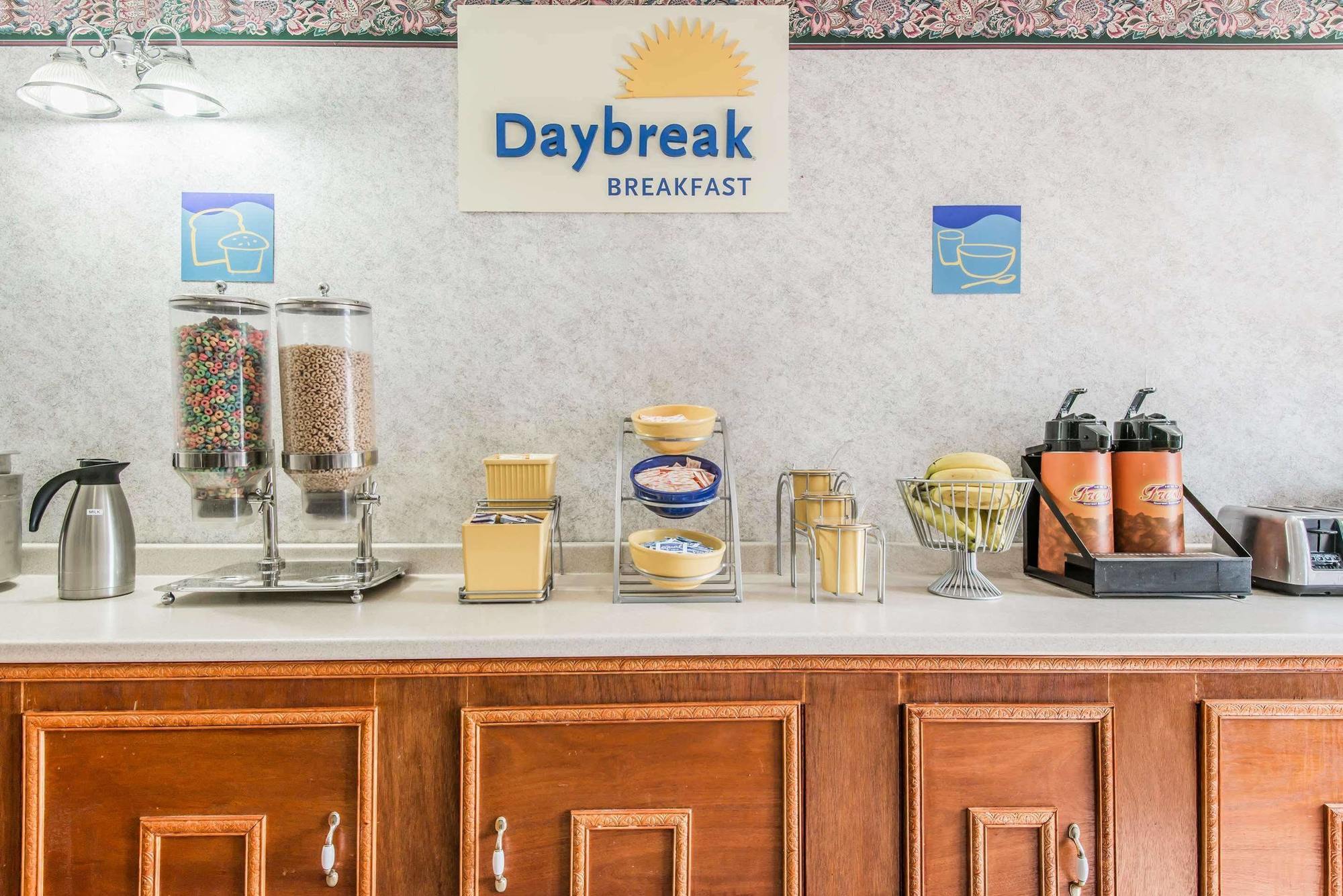 Days Inn By Wyndham Berlin Voorhees Bagian luar foto