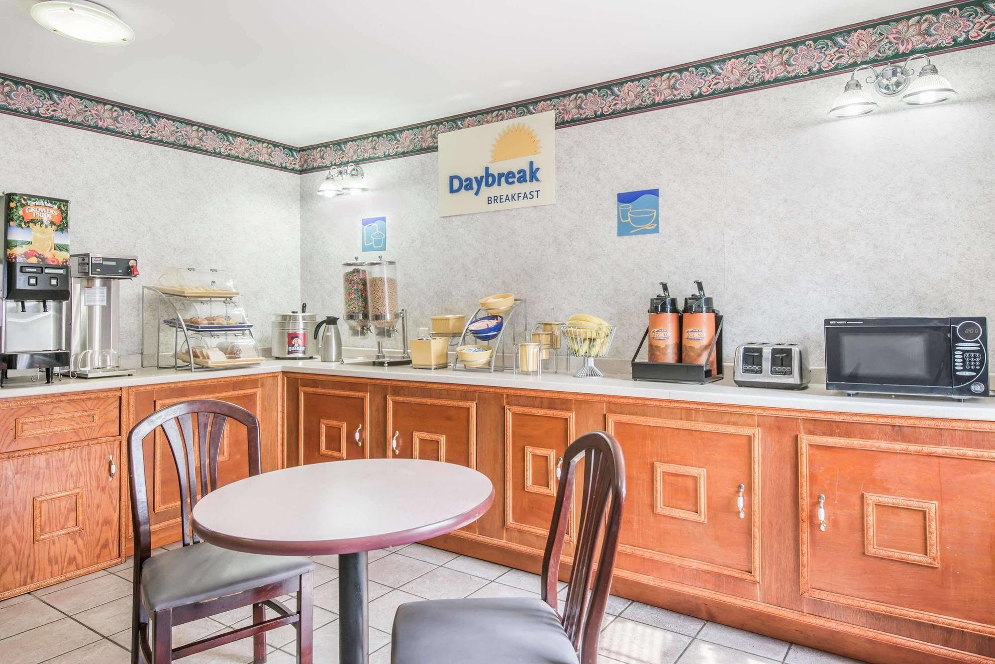 Days Inn By Wyndham Berlin Voorhees Bagian luar foto