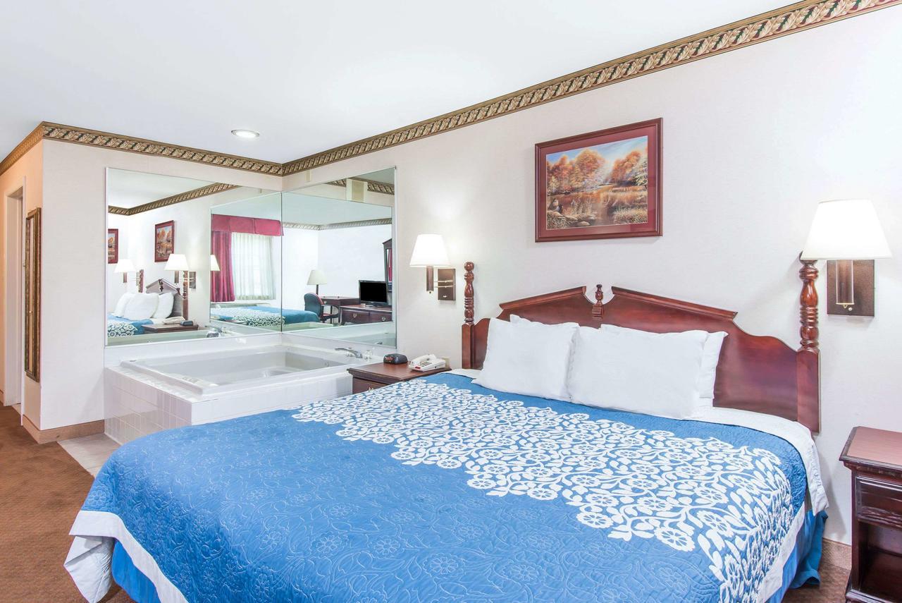 Days Inn By Wyndham Berlin Voorhees Bagian luar foto